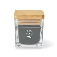 A Vela Aromática em Copo de Vidro é perfeita para criar um ambiente acolhedor e relaxante. Com 50 g, vem em copo de vidro com tampa de bambu, fornecida em caixa presente individual, tornando-se um brinde sofisticado e memorável. Disponível em diversas fragrâncias, adapta-se às preferências de cada pessoa, proporcionando momentos de bem-estar e tranquilidade.  Fragrâncias disponíveis:  Cor 103 – Canela  Cor 105 – Flores Japonesas (Sakura)  Cor 106 – Baunilha  Cor 109 – Maçã Verde  Dimensões:  Vela: 53 x 53 x 57 mm  Caixa: 55 x 55 x 60 mm  Observação: A cor e o resultado da impressão nos materiais naturais podem variar entre produtos. Personalização: Impressão no vidro em até 4 cores.