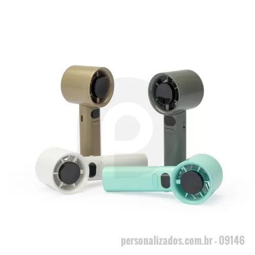 Ventilador portátil com cabo USB personalizado - Descrição: Mini ventilador recarregável em plástico e metal. Possui controle de velocidade ajustado por botões frontais, acionamento por chave seletora e painel de LED que exibe níveis de velocidade e carga da bateria. Acompanha cabo USB-C e cordão em nylon.  Altura :  15,9 cm  Largura :  5,5 cm  Espessura :  5,5 cm  Medidas aproximadas para gravação (CxL):  6,5 cm x 2 cm