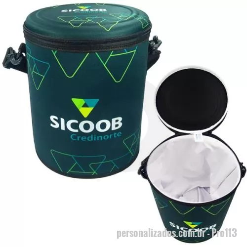 Vestido personalizado - Cooller Térmico revestido com helanca light e isolamento interno térmico em isomanta com forro bagun espelhado, e alça de ombro, e capacidade de 23 litros, tamanho aproximado 37 x 26 cm.