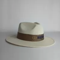 Poliamida ou tactel. Viseira com fecho de velcro, plástico ou fivela, personalizada em vinil, silk até 3 cores ou sublimação. Para corridas, eventos esportivos, ações de praia e promotores. Pedido mínimo: 30 peças. Atendimento direto, arte criada pelo nosso estúdio sem custo no pedido fechado e envio para todo o Brasil. Prazo a partir de 15 dias úteis após a aprovação da arte e o pagamento.