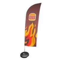 O Windisplay é uma ferramenta de marketing utilizada em campanhas promocionais externas, inclusive na rua, parques, praia, bosques, eventos, etc. Com haste giratória, visando sua fácil articulação pode ser confeccionado em poliéster e outros tipos de matéria prima leve. A Media Marketing cria e desenvolve Windisplay com diversos formatos, de acordo com a utilização e necessidade do cliente. Dessa forma, sua marca estará sempre visível em espaços abertos através de produtos de qualidade e com grande apelo estético.  Tempo de produção: 7 dias após recebermos da arte.  Modelo (formato): GOTA. 	 Altura aproximada 3m.  Lados impressos: 01 (frente).  Base personalizada: SIM. 