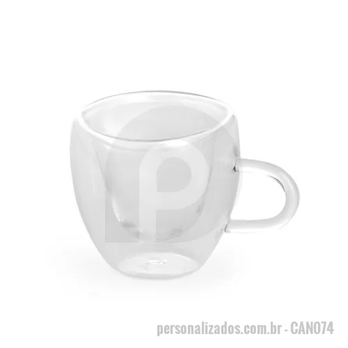 Xícara personalizada - Xícara de vidro com capacidade para até 80ml, estrutura de parede dupla e contorno interno em formato de coração. Esse desenho especial transforma a bebida em parte da apresentação, criando um efeito visual delicado quando observada por cima. A camad
