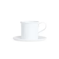 Xícara com capacidade de 100ml acompanhada de pires, ambos produzidos em alumínio, material leve e adequado para o uso cotidiano. Seu formato compacto é especialmente indicado para servir cafés expressos, chás, degustações e pequenas porções de bebid